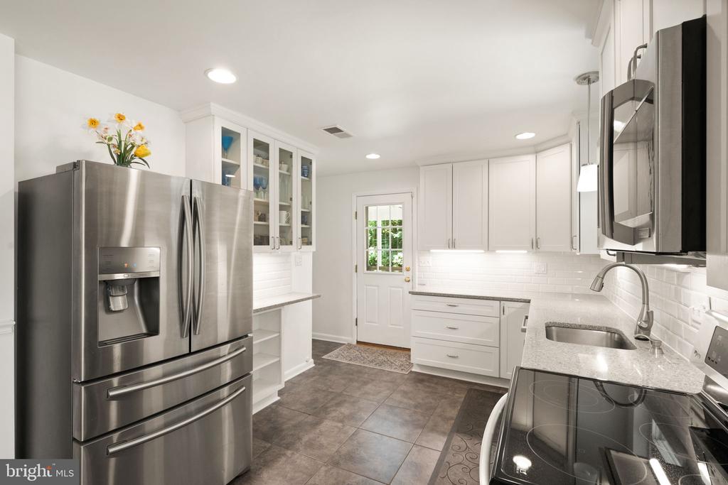 4821 Village Dr