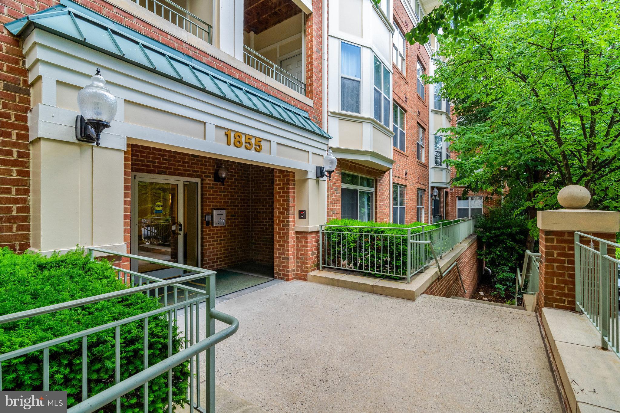 1855 Stratford Park Pl #209