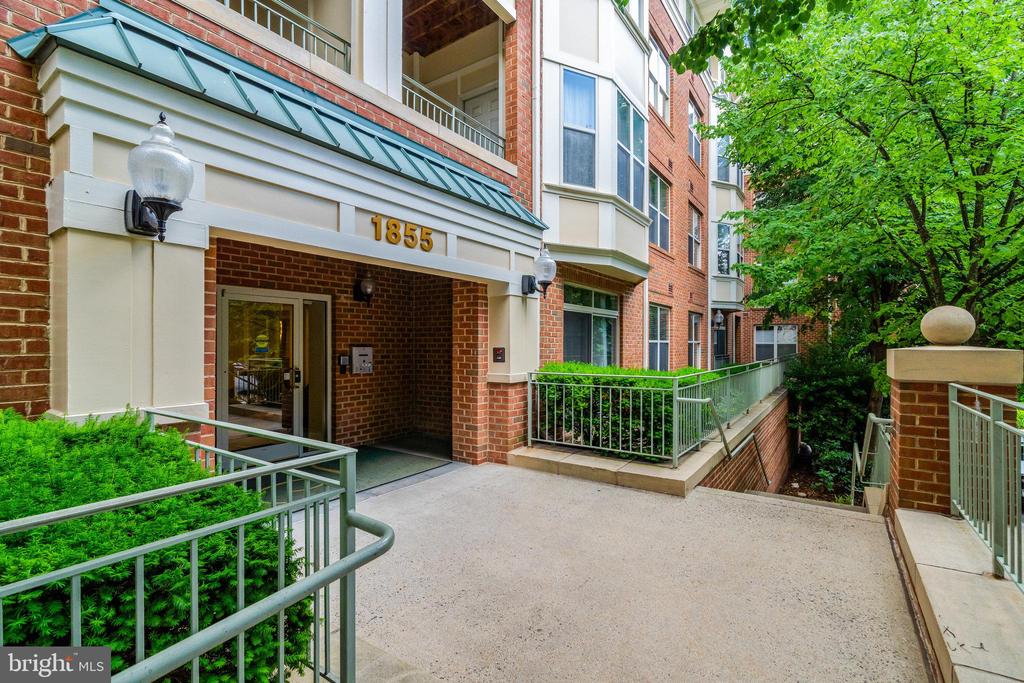 1855 Stratford Park Pl #209