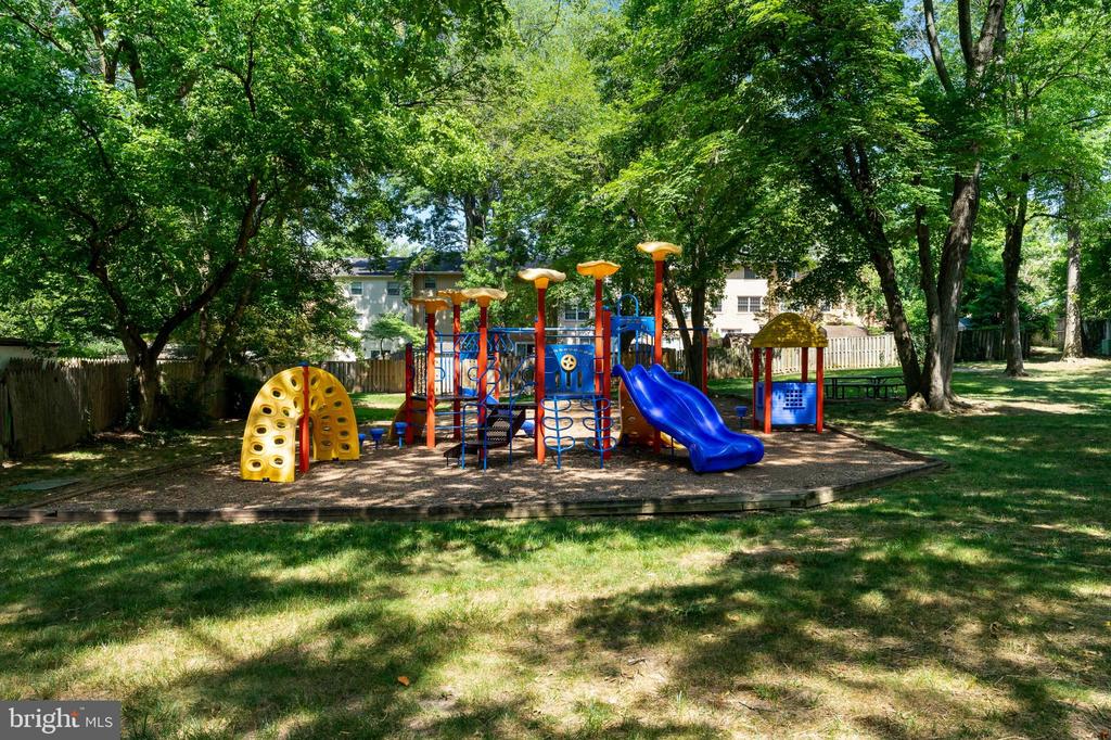 6318 Paddington Ln