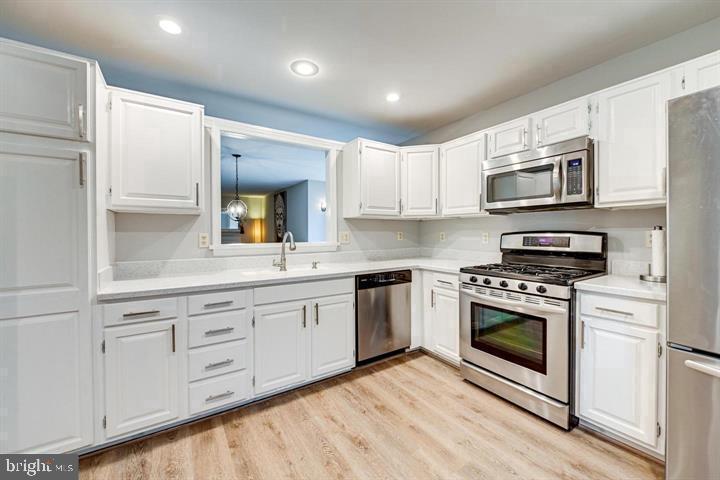 4015 LAKE GLEN RD