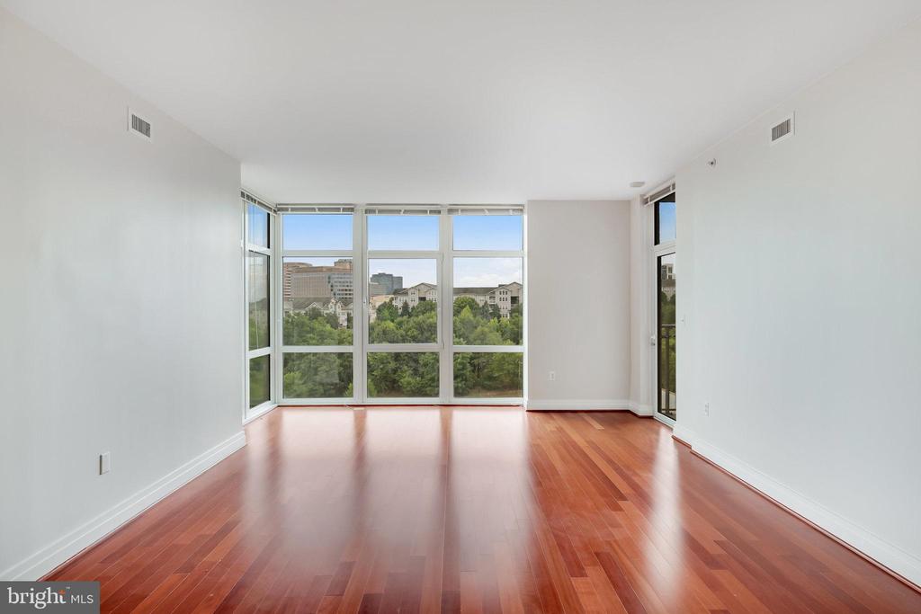 8220 Crestwood Heights #808