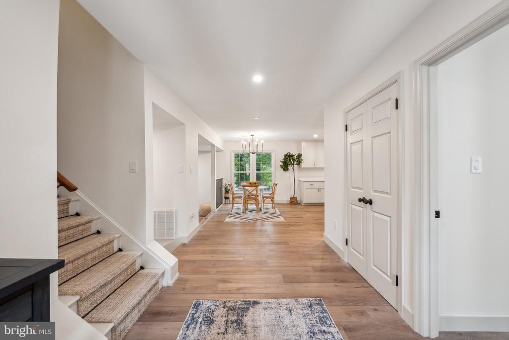 6404 Essex Ct