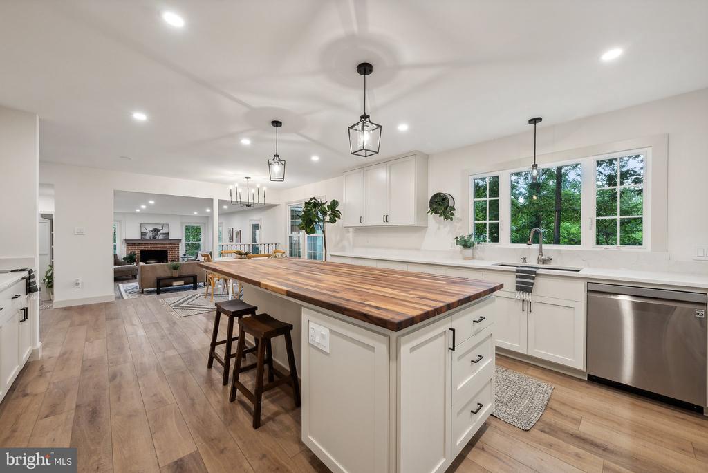 6404 Essex Ct