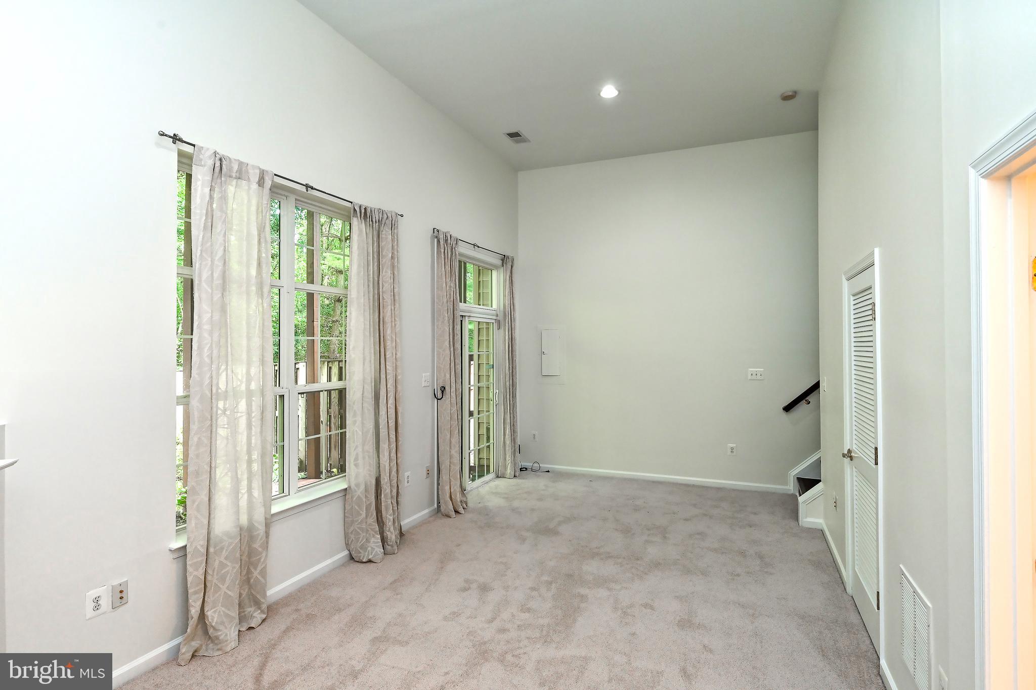 4461 MONMOUTH ST