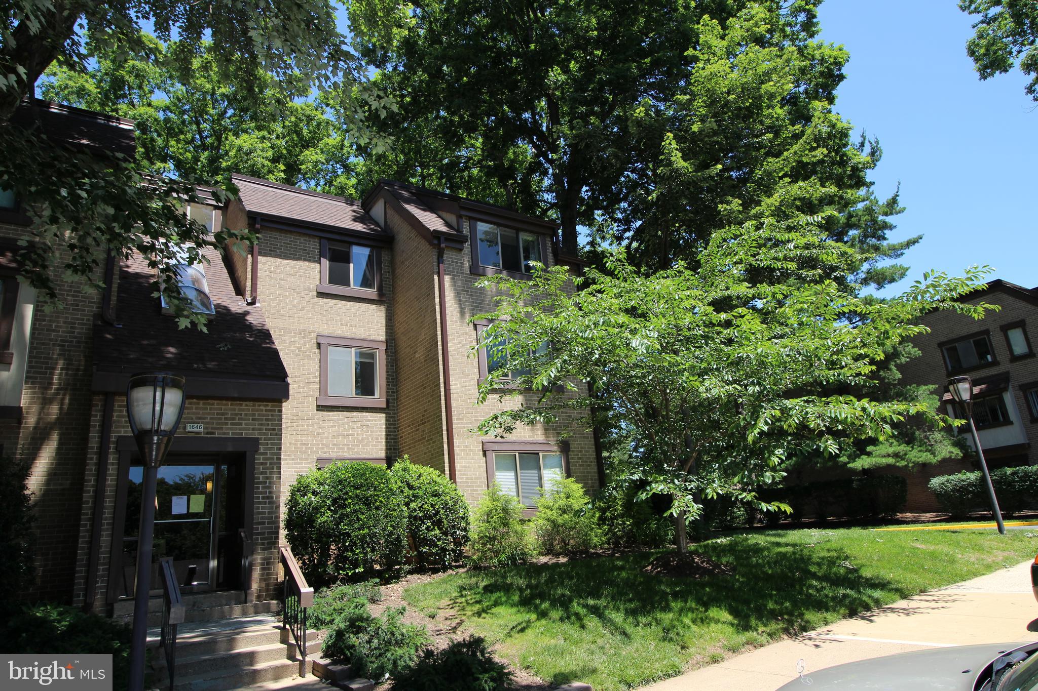 1646 PARKCREST CIR #201