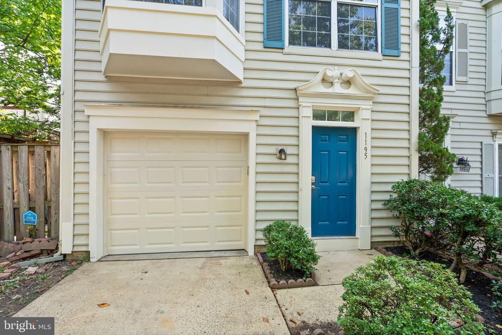 1195 CYPRESS TREE PL