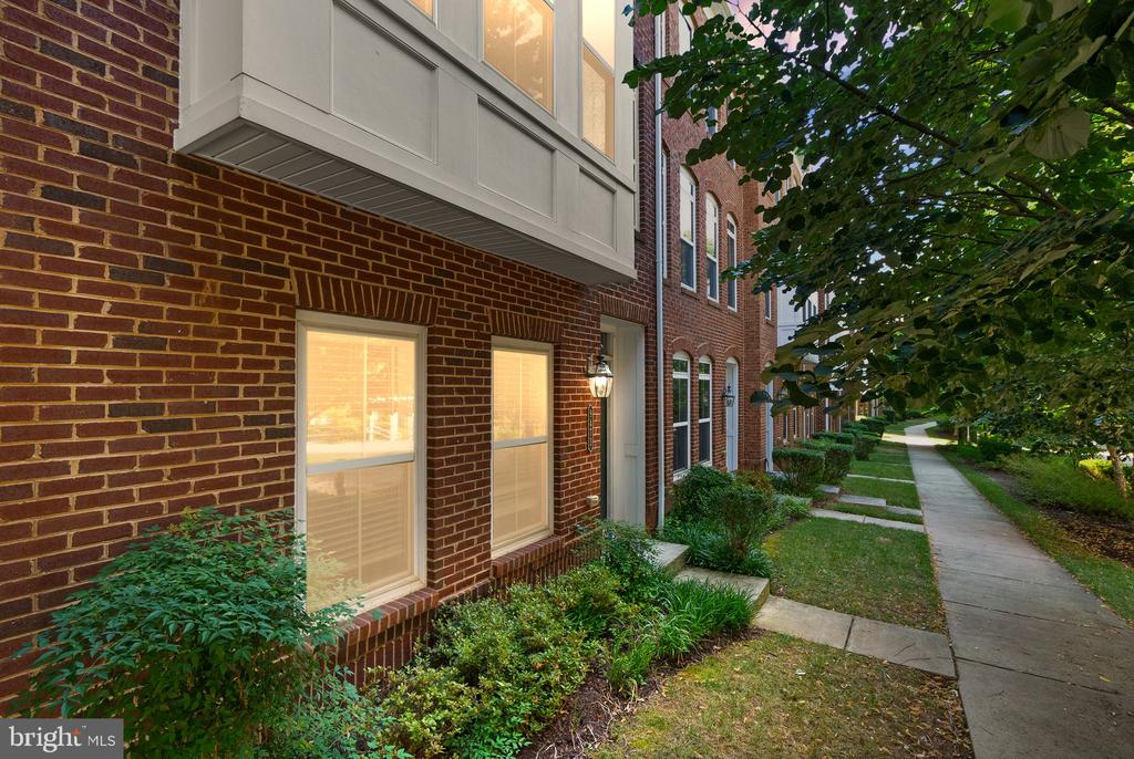 9473 Canonbury Sq