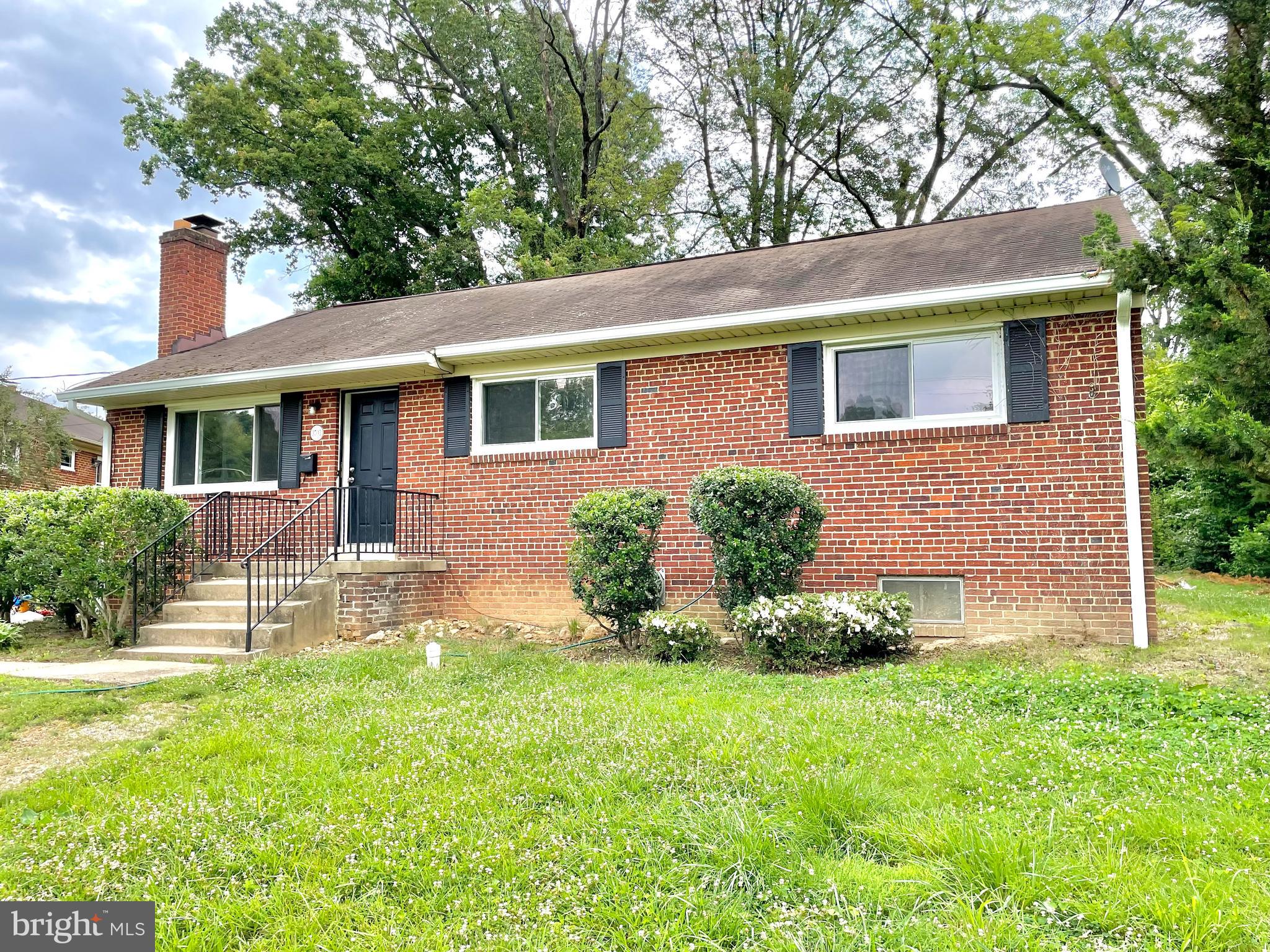 3703 LARCHMONT DR