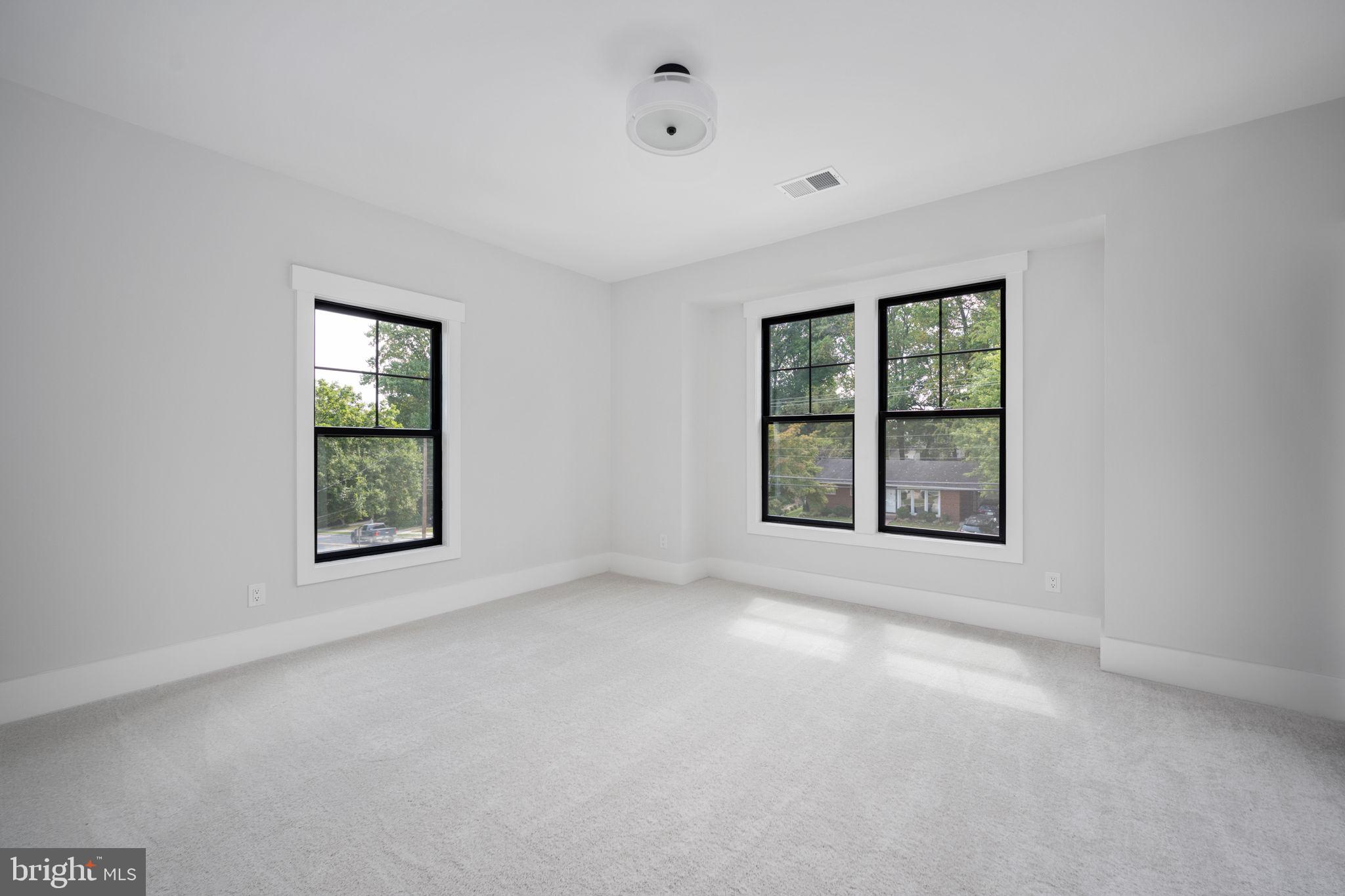 1010 Hillcrest Dr SW
