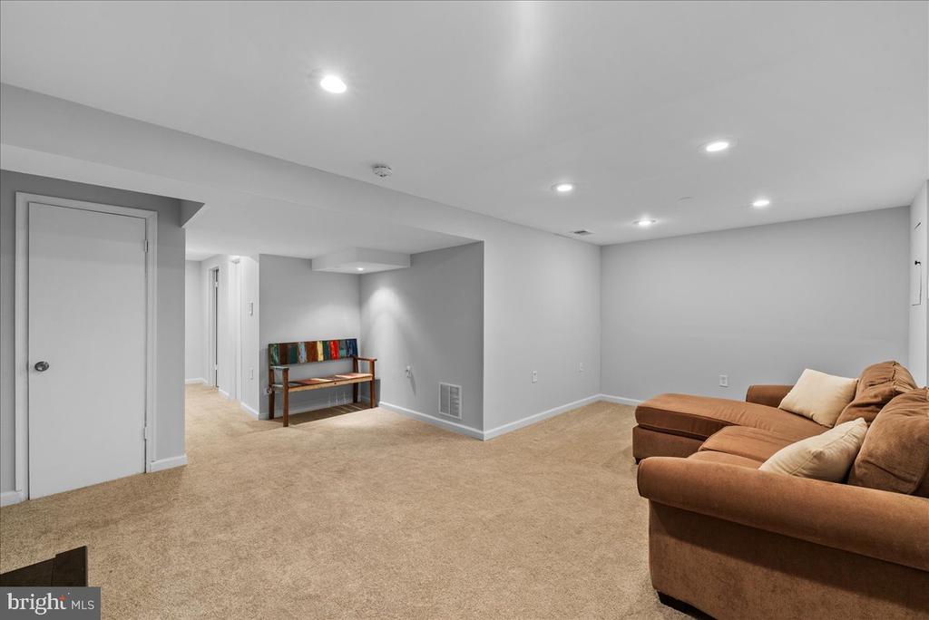 9857 Lakepointe Dr