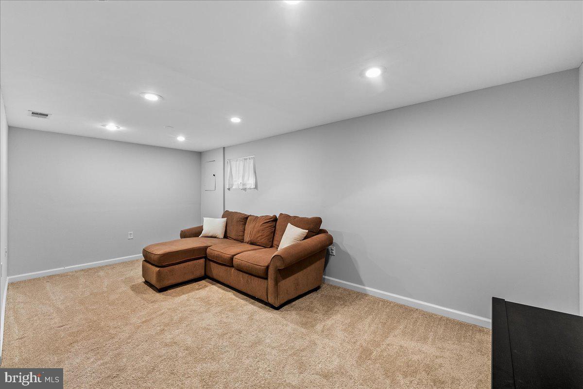9857 Lakepointe Dr