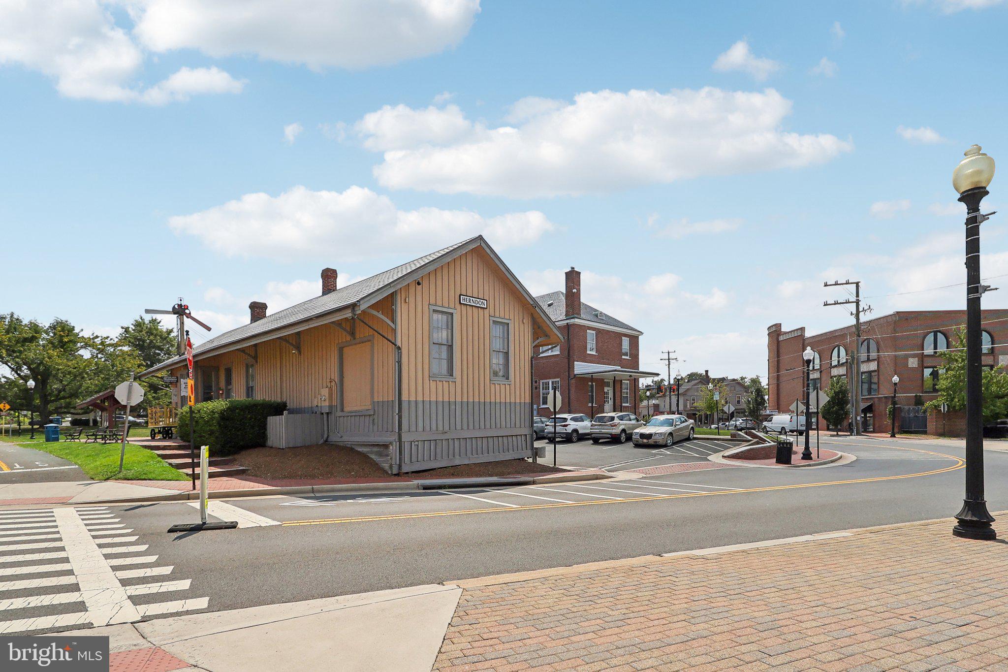 519 Hollingsworth Ter