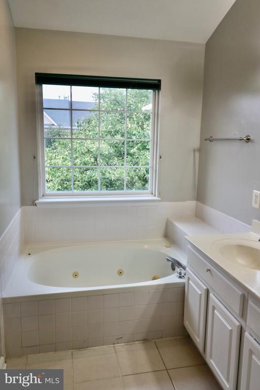 2551 JAMES MADISON CIR