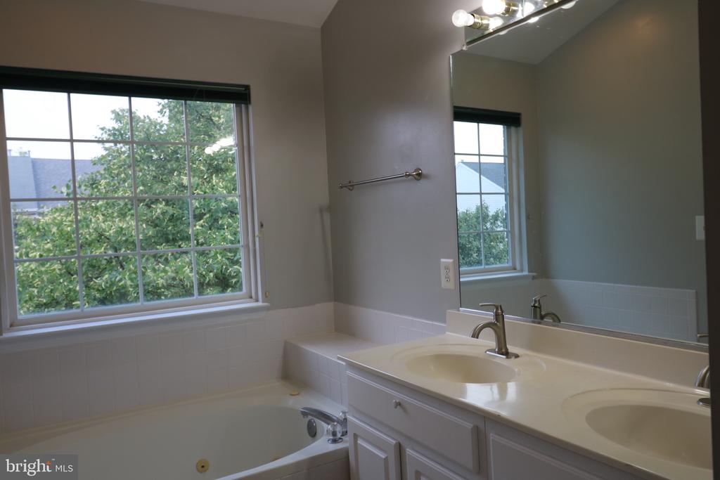 2551 JAMES MADISON CIR
