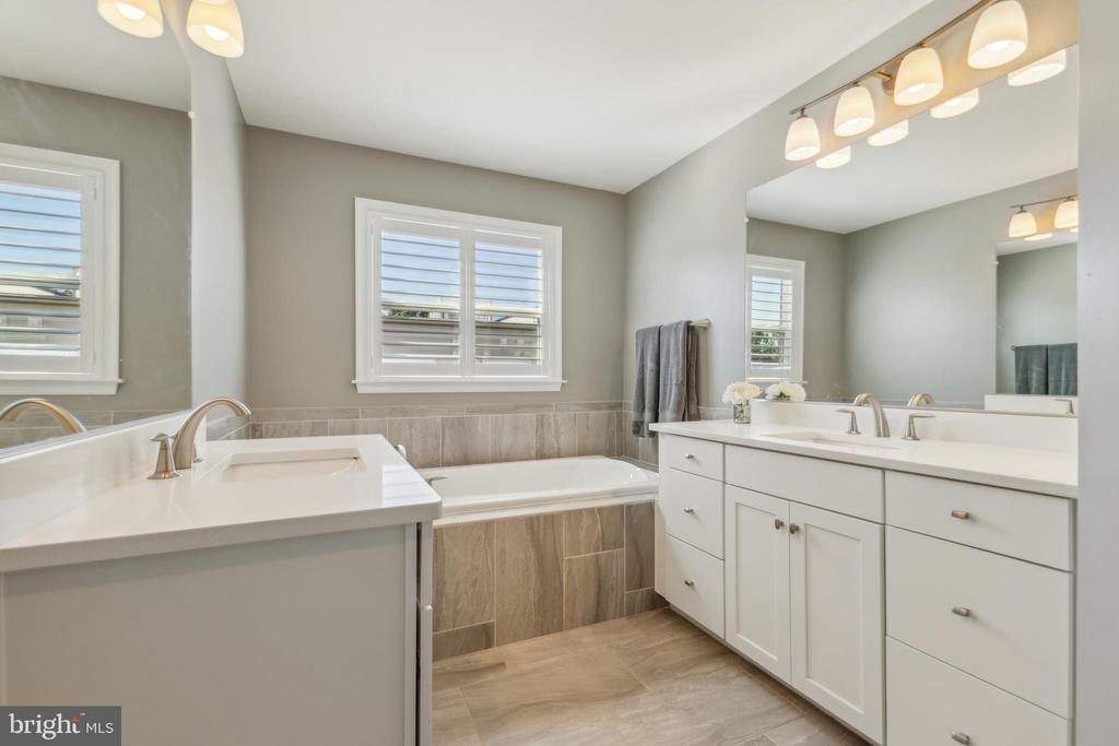 4838 Garden View Ln