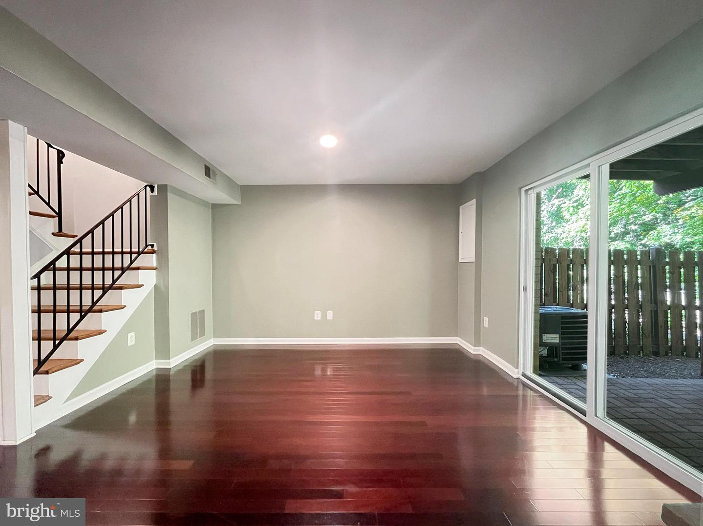 8802 Cameo Sq