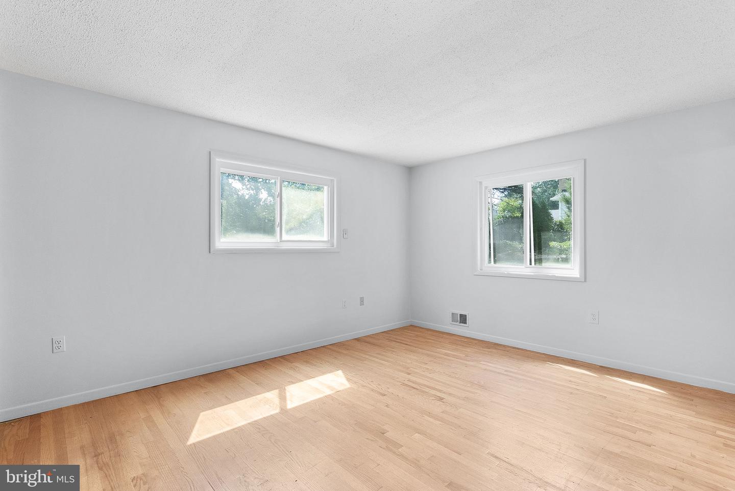 4904 Chanticleer Ave
