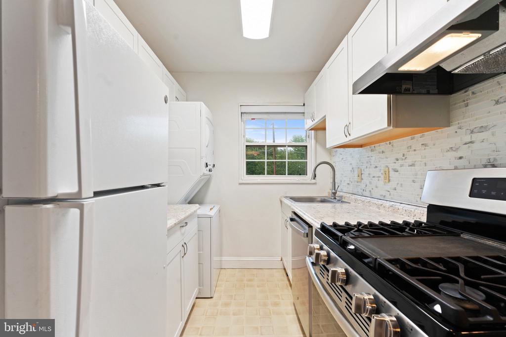 2303 FARRINGTON AVE #201