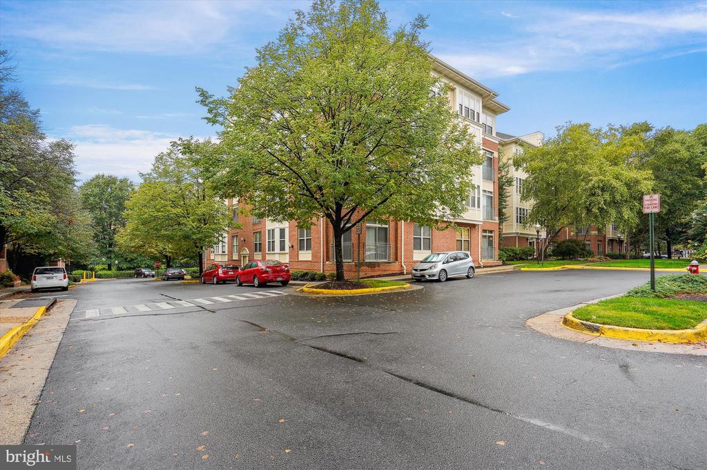 1860 Stratford Park Pl #407