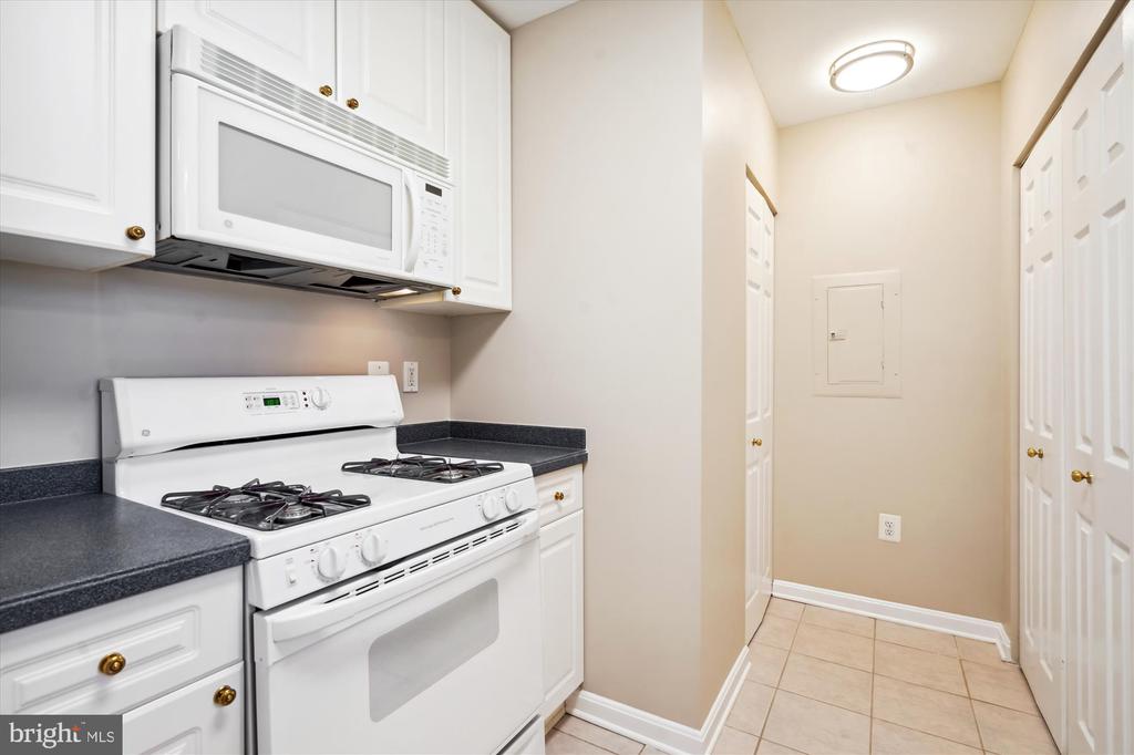 1860 Stratford Park Pl #407