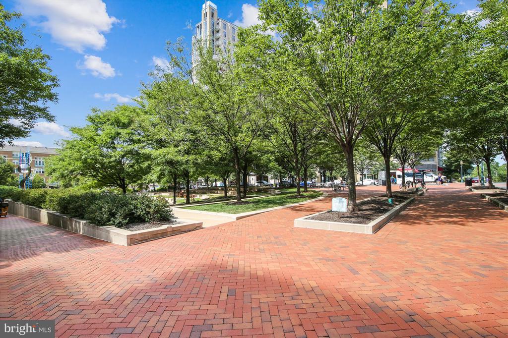 1860 Stratford Park Pl #407