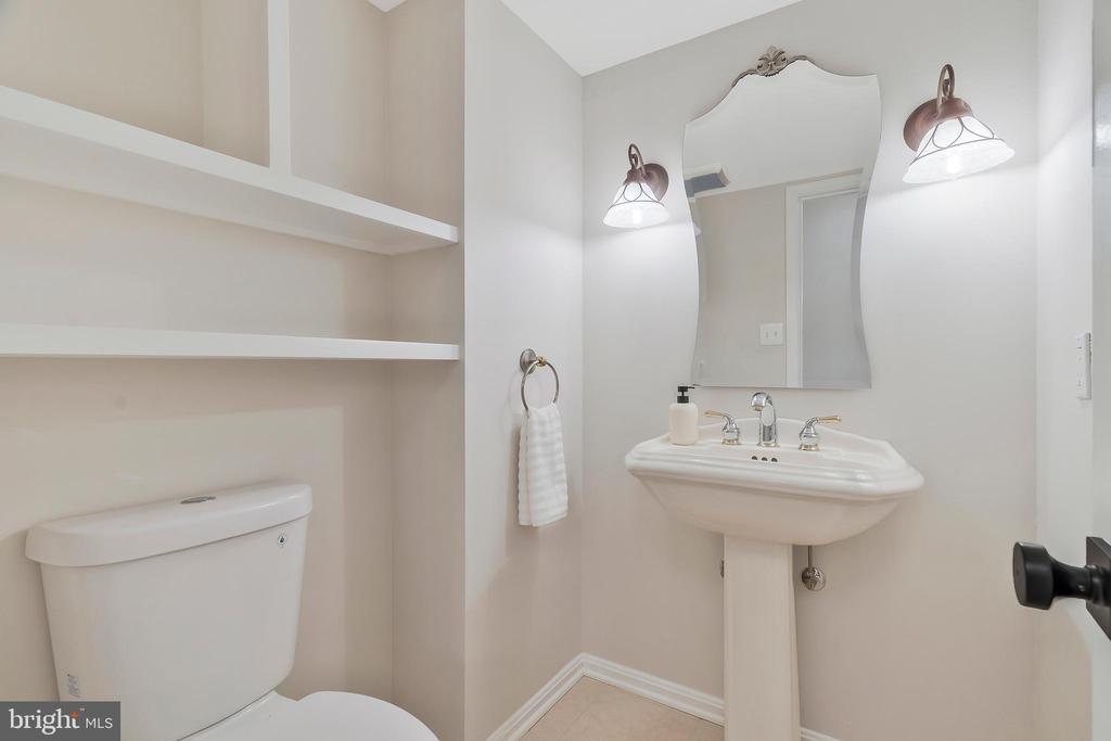 1111 Moorefield Hill Ct SW