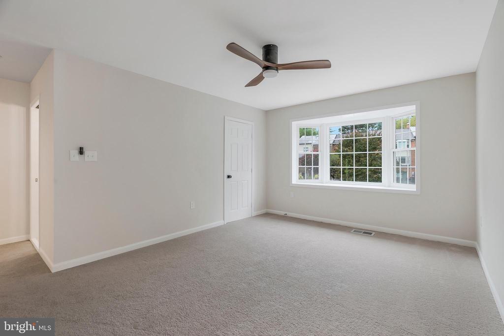 1111 Moorefield Hill Ct SW