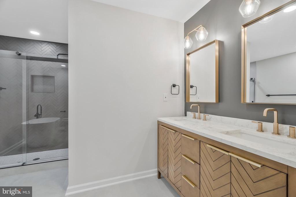 1111 Moorefield Hill Ct SW