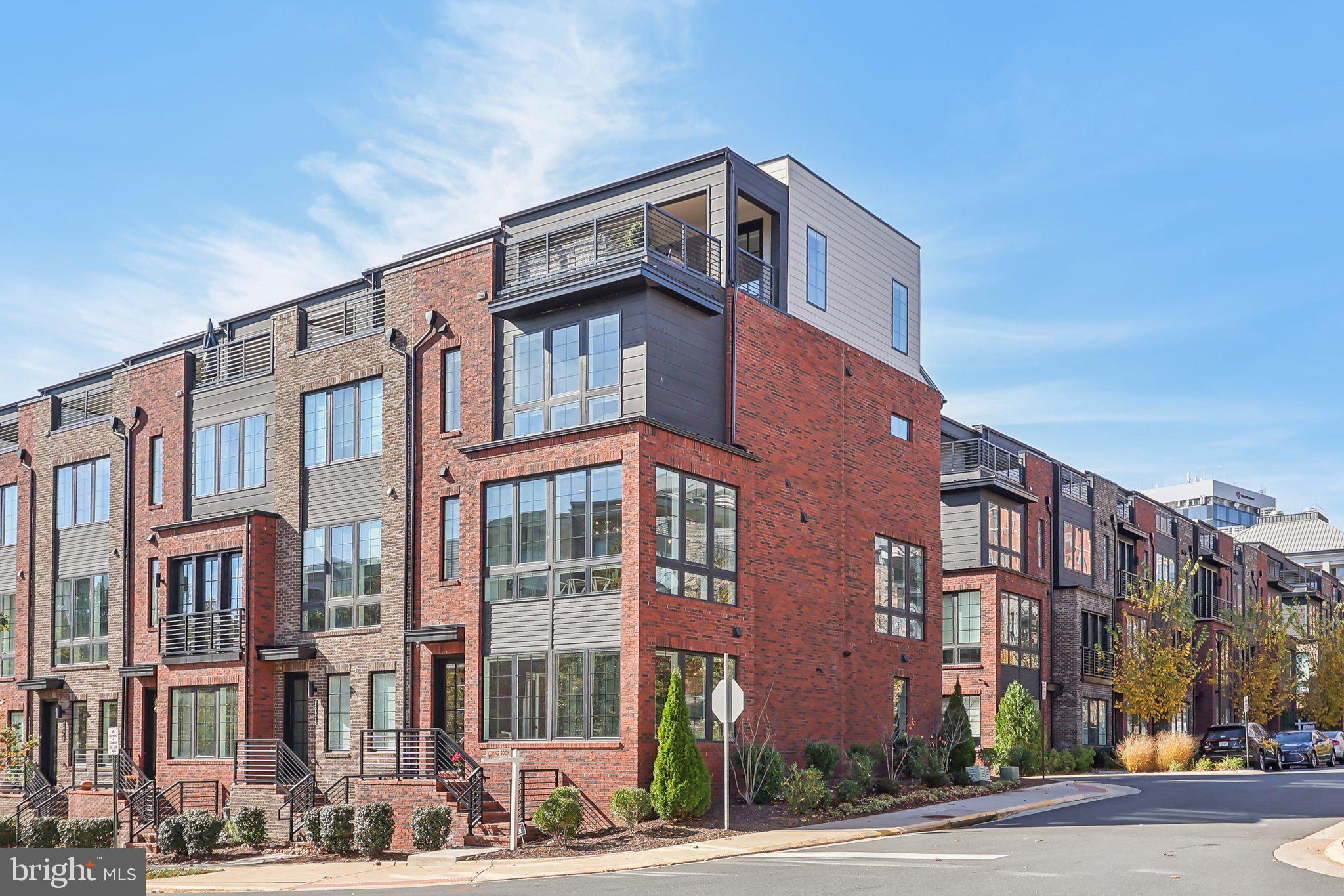 1970 Roland Clarke Pl