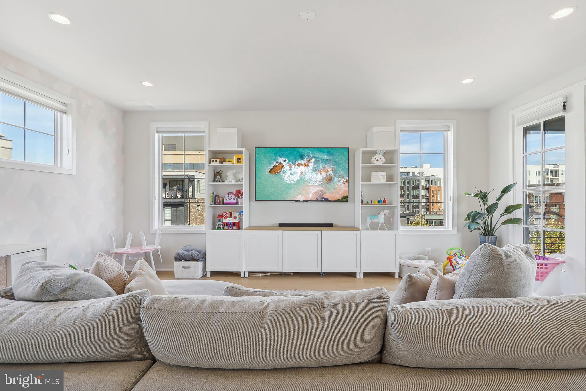 1970 Roland Clarke Pl