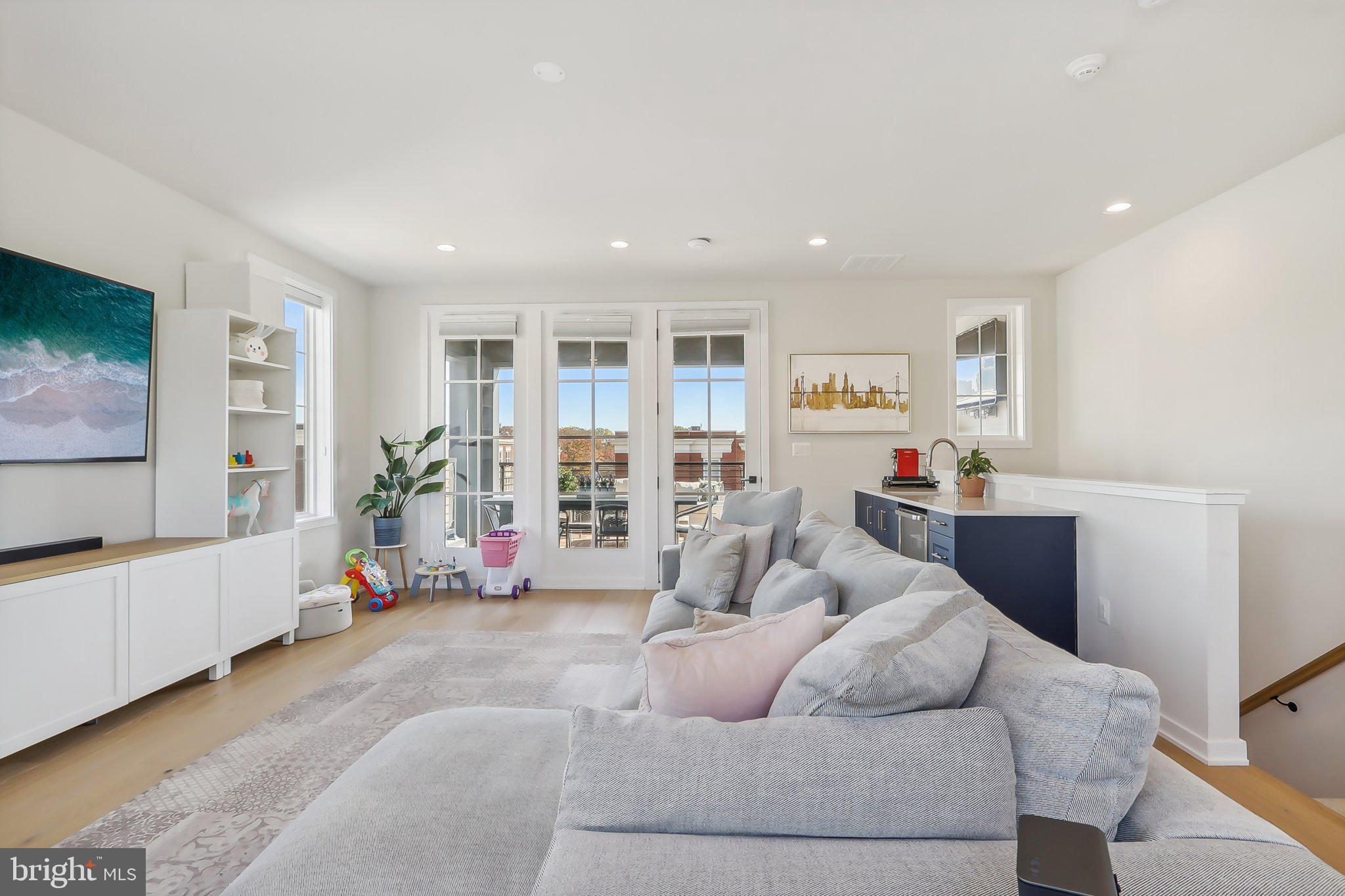 1970 Roland Clarke Pl