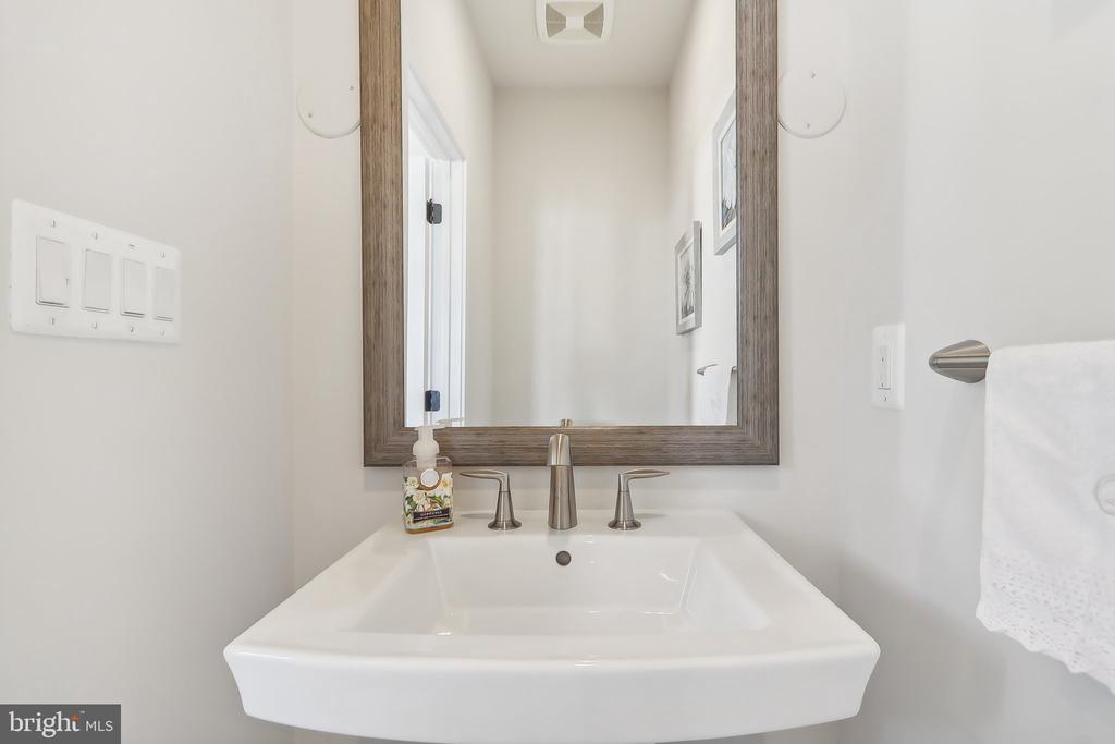 1970 Roland Clarke Pl