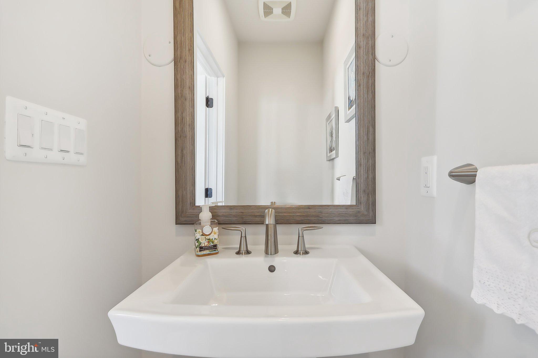 1970 Roland Clarke Pl