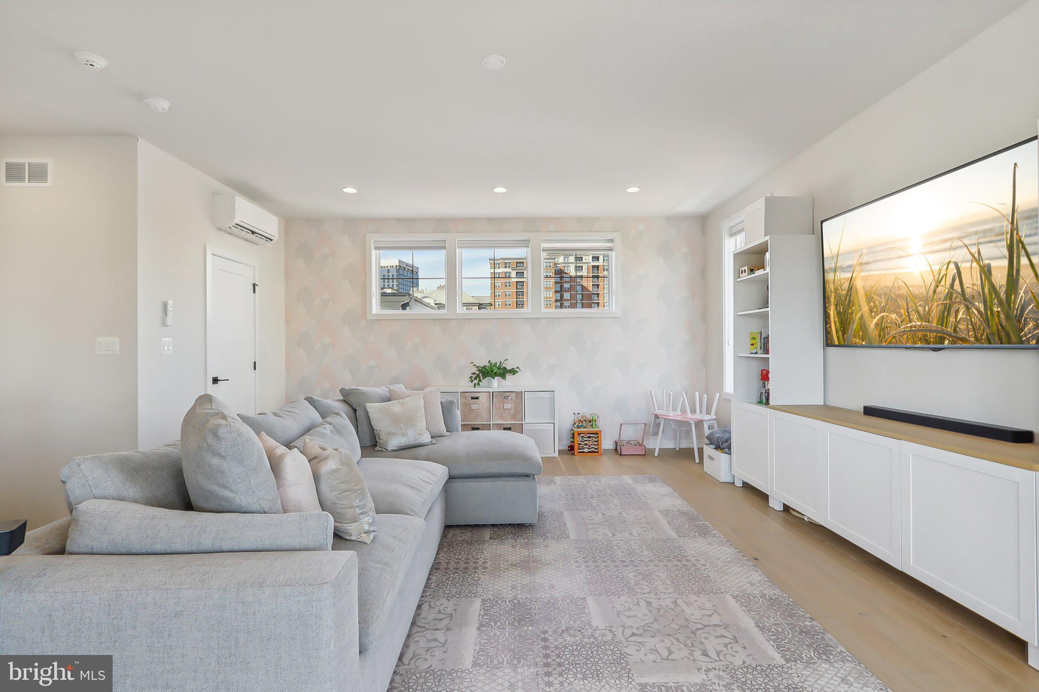 1970 Roland Clarke Pl