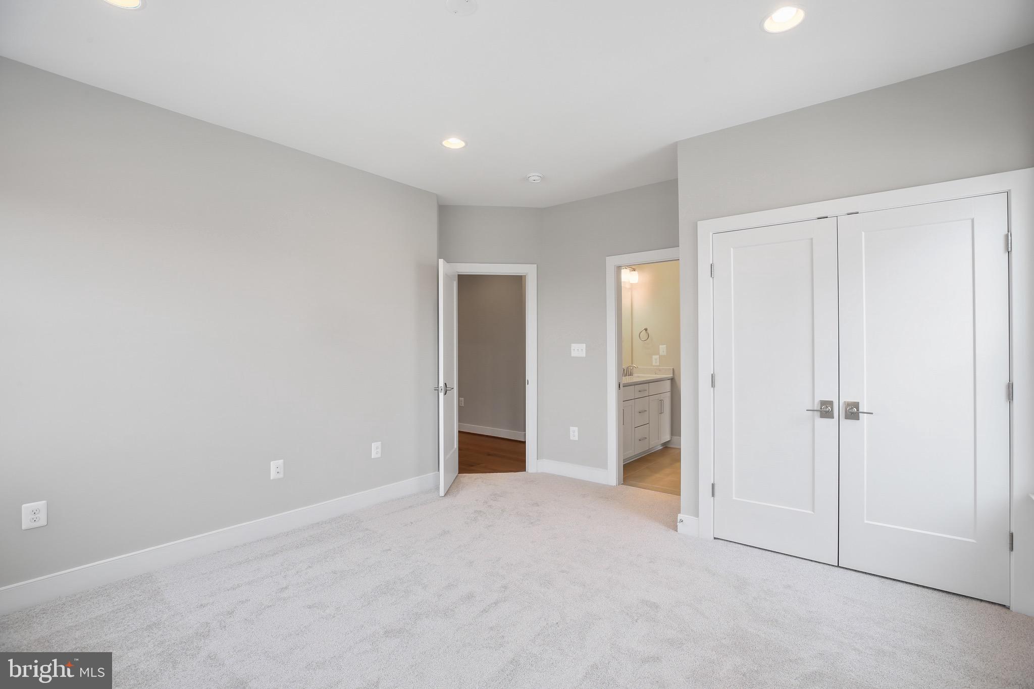 2423 Jackson Pkwy