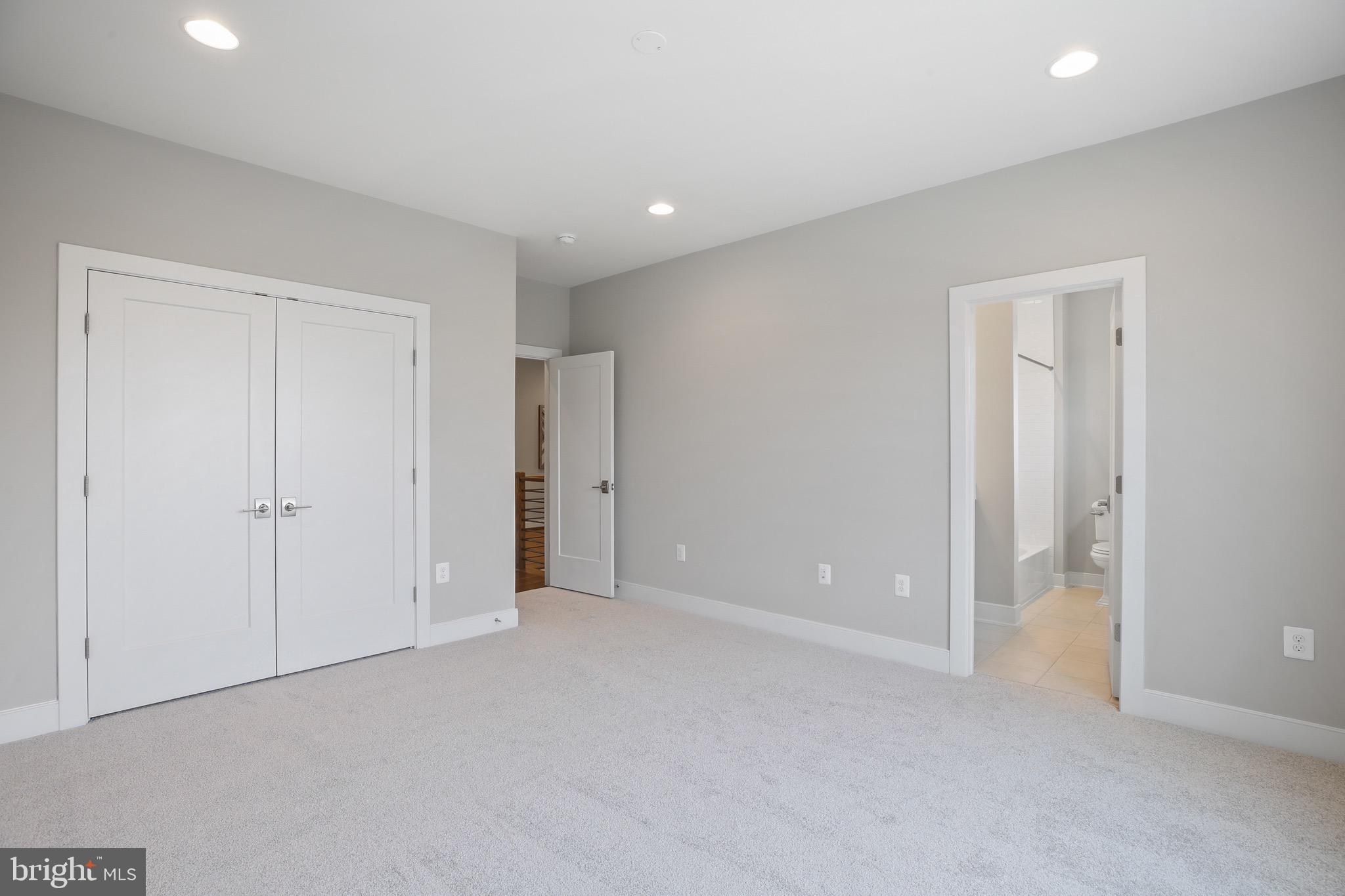 2423 Jackson Pkwy