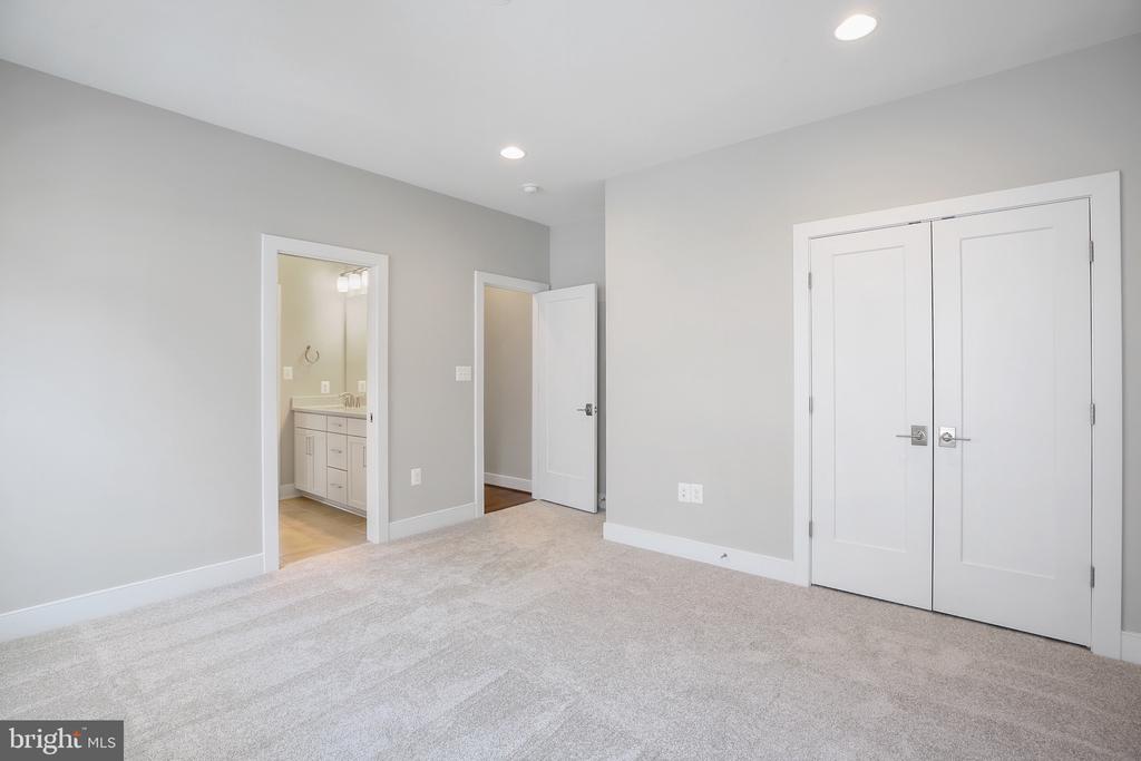 2423 Jackson Pkwy