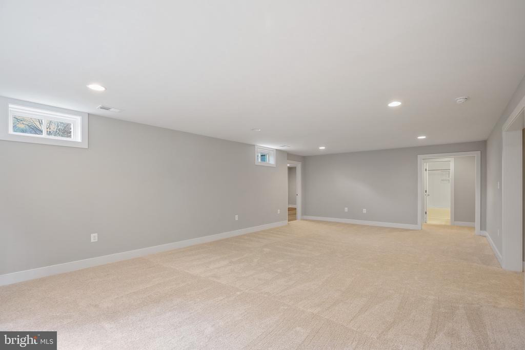 2423 Jackson Pkwy