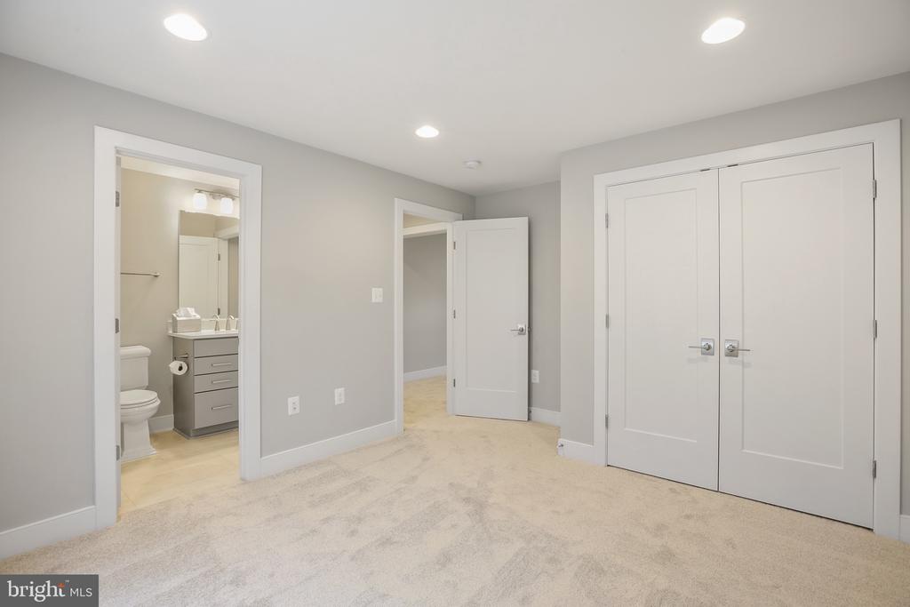 2423 Jackson Pkwy