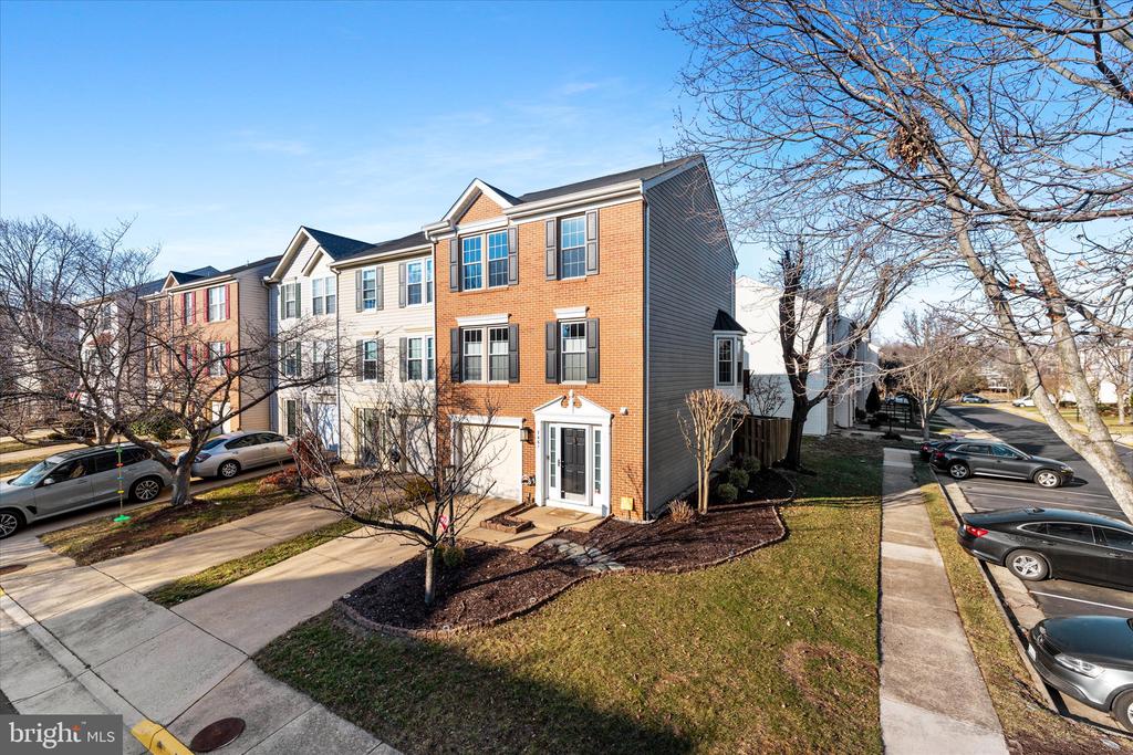7461 Gadsby Sq