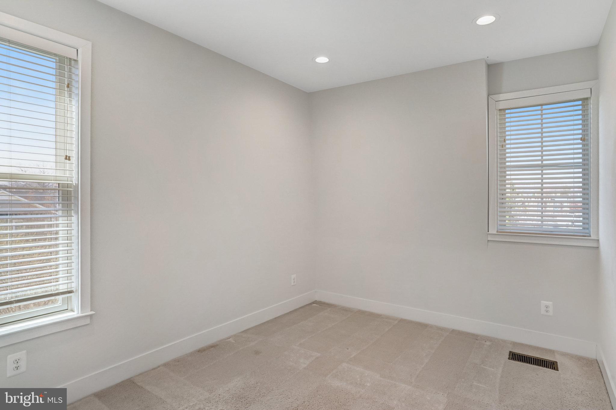159 Center St S #14