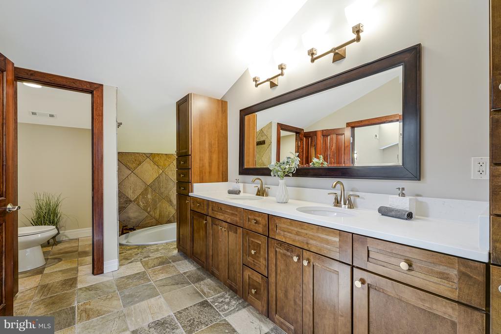 10226 Cedar Pond Dr