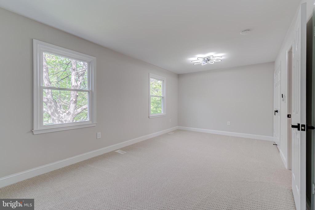 5275 Dunleigh Dr