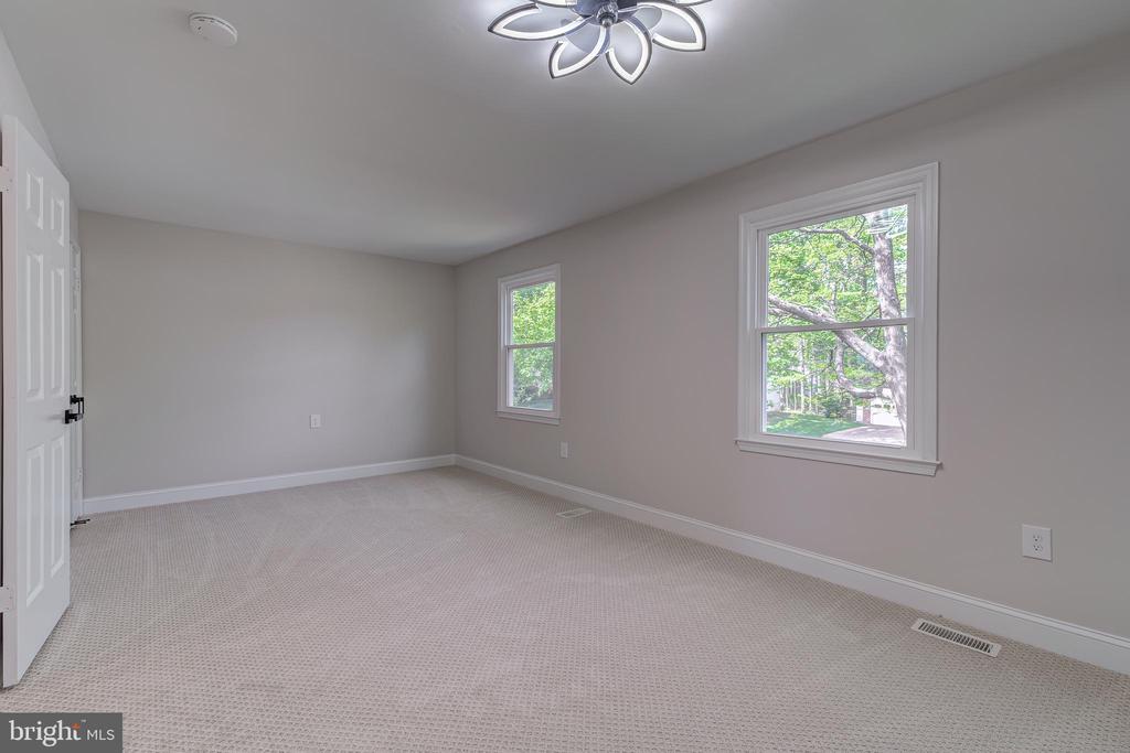 5275 Dunleigh Dr