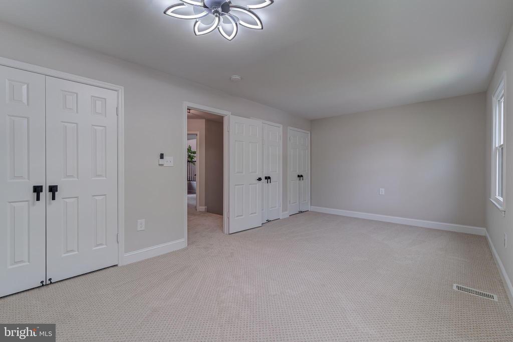 5275 Dunleigh Dr