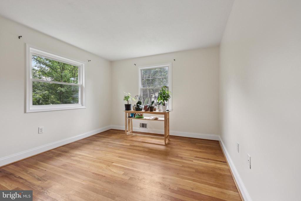 4907 Chanticleer Ave