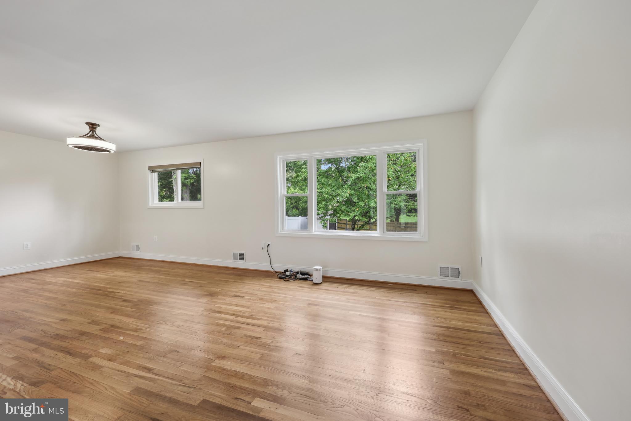 4907 Chanticleer Ave