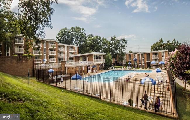 2624 Redcoat Dr #2b