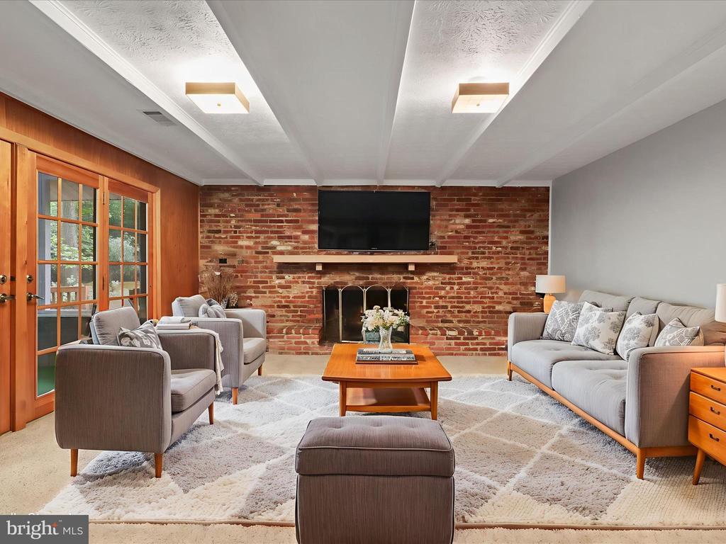 8504 CANTERBURY DRIVE